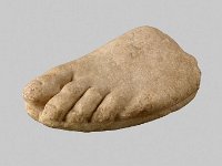 Aeg S 11  Aeg S 11, Griechisch-römische Zeit, Bruchstück eines Fußes, Weißer Marmor, L 10,4 cm, B 6,0 cm, H 3,4 cm : Bestandskatalog Ägypten, Museumsfoto: Claus Cordes